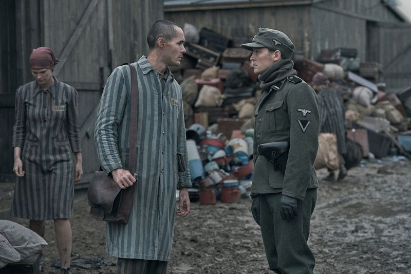 Lale (Jonah Hauer-King, links) ist direkt dem grausamen Nazi Stefan Baretzki (Jonas Nay) untergeordnet.