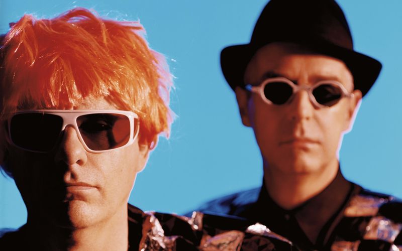 Kennen lernten sich Chris Lowe und Neil Tennant 1981 in einem Fachladen für Elektronik. New-Wave-Fan Tennant wollte einen Synthesizer kaufen und traf den ebenfalls an elektronischer Musik interessierten Disco-Fan Lowe. Ihre gemeinsame Vorliebe für David Bowie zementierte die Freundschaft des ungleichen Duos und die Pet Shop Boys waren geboren.