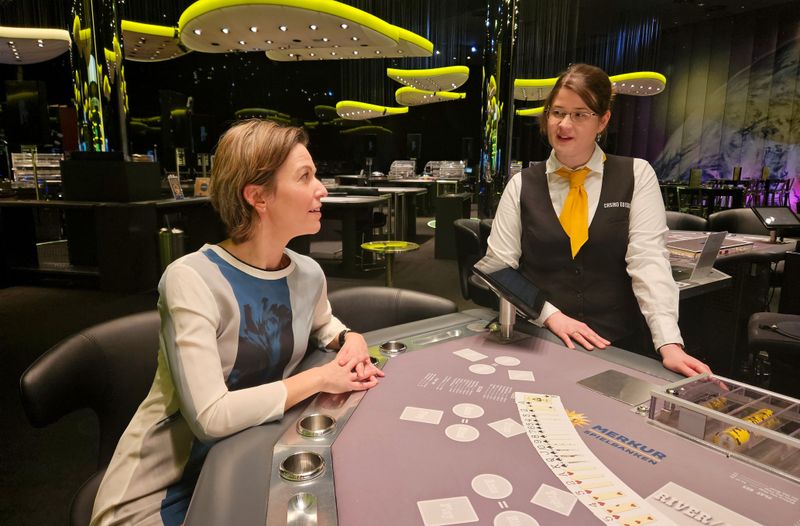 Im Casino ist trotz Krise "die Hölle los", berichtet eine Mitarbeiterin einer Duisburger Spielebank der WDR-Reporterin Anna Planken (links).