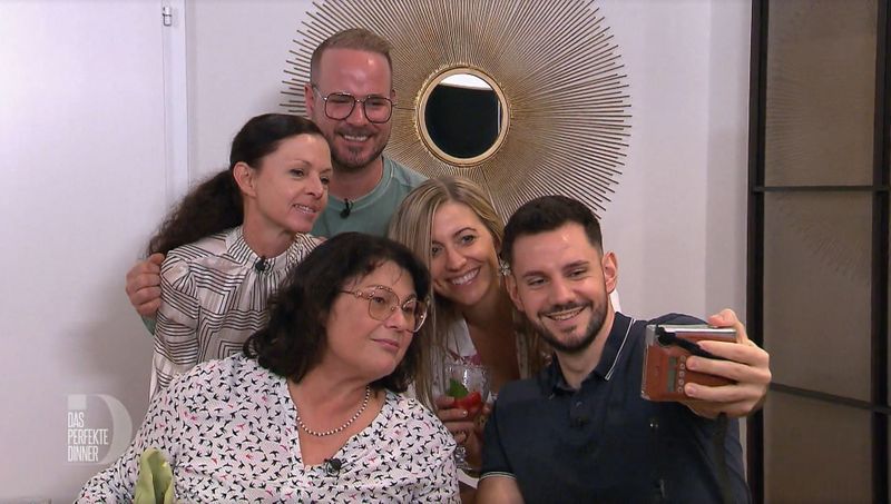 Selfie mit der Retro-Kamera: Der Running Gag beim "Perfekten Dinner" im Salzburger Land.