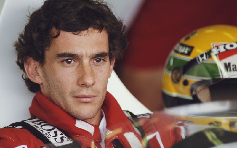 Es gab vor und auch nach ihm viele herausragende Piloten in der Formel 1, aber nur wenige prägten den Sport so wie er: Ayrton Senna gehört fraglos zu den größten Ikonen der Motorsportgeschichte. Am 1. Mai 1994, vor genau 30 Jahren, starb der Brasilianer bei einem Unfall in Imola (Großer Preis von San Marino). Zeit, ihn und weitere GOATs (Greatest of all Time) zu würdigen: Eine Reise durch Jahrzehnte und durch die bunte Welt des Sports ...