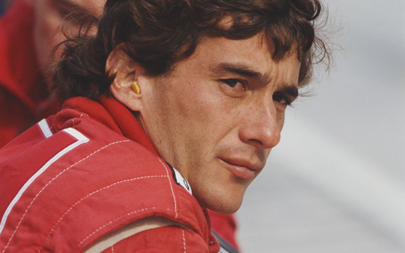 Ayrton Senna wird bis heute, auch von der Konkurrenz, die mehr Titel errang, als einer der besten Formel-1-Fahrer der Rennsportgeschichte angesehen. Er wurde dreimal Weltmeister und siegte in 41 Rennen. In seiner Heimat Brasilien wird er vergöttert wie ein Heiliger.