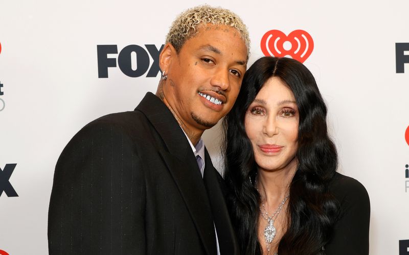 Glückliches Paar: Musikmanager Alexander Edwards (38) und Cher (77). 