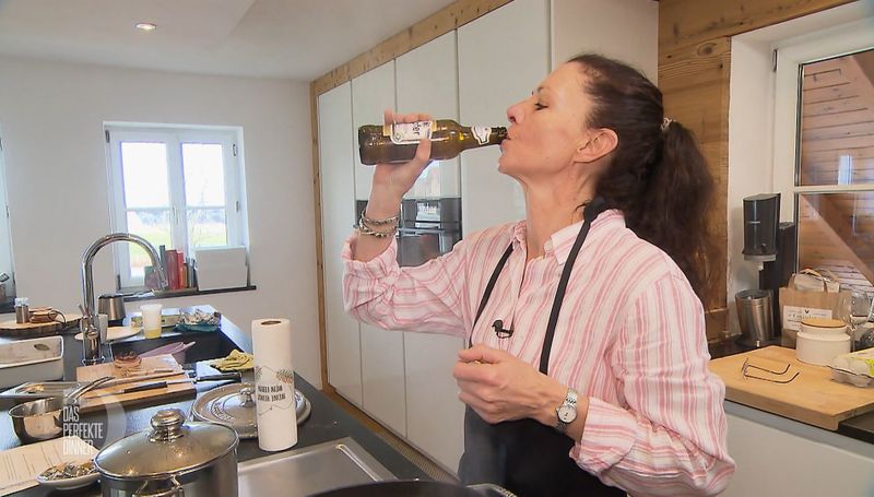 "A Schluckerl Bier gegen den Durscht": Gastgeberin Angie (53) gönnt sich eine Kochpause.