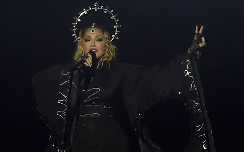 Zum Tourabschluss ein Rekord: Am Samstag, 4. Mai, beendete Madonna ihre "Celebration"-Konzertreihe mit einem kostenlosen Auftritt am berühmten Copacabana-Strand in Rio de Janeiro. Geschätzt weit über eine Million Zuschauer waren dabei, es war eines der größten Live-Konzerte aller Zeiten. Welche legendären Künstler ebenfalls ein Millionenpublikum anzogen, zeigt die Galerie ...

