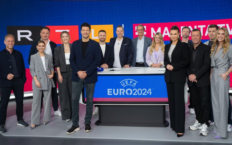 Zum RTL- und MagentaTV-Team für die Euro 2024 zählen unter anderem Michael Ballack (Fünfter von links), Lothar Matthäus (Dritter von rechts) und Jana Wosnitza (Zweite von links).