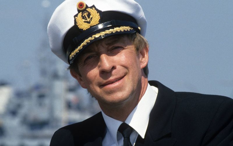 Er ist Kommandant eines Marinestützpunkts, Vater von vier Kindern und liebevoller Ehemann: Wolfgang Schefer wird von seiner Frau Sybille liebevoll "Käpt'n Hook" genannt. Eigentlich ist er eher ein ruhiger Charakter und behält meist die Nerven - außer wenn es um seine Familie geht. 