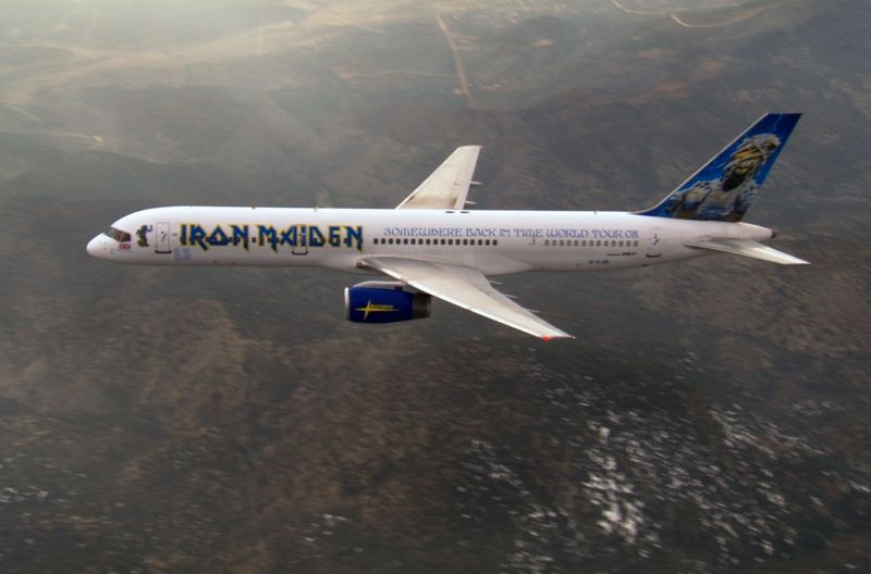Bruce Dickinson und die Fliegerei - das ist mehr als nur ein Hobby: Seit den frühen 80-ern schon besitzt der Iron-Maiden-Frontmann einen Pilotenschein, gerne fliegt er die "Ed Force One" (Bild), eine speziell für die Band umgebaute Boeing 747, auch selbst. Dickinson bildet darüber hinaus auch andere Piloten aus und besitzt eine Firma für Flugzeugwartung. 