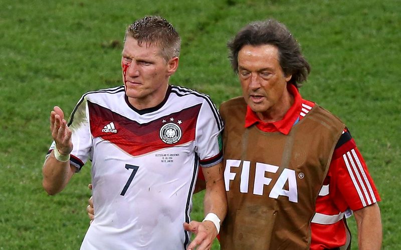 Bastian Schweinsteiger (links, mit Arzt Hans-Wilhelm Müller-Wohlfahrt) musste beim WM-Finale 2014 mächtig einstecken.