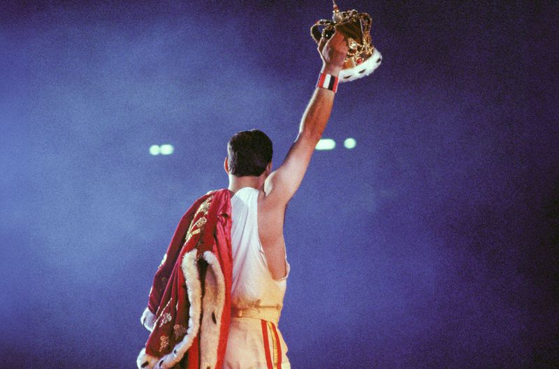 Sänger Freddie Mercury schrieb 1977 die größte Sporthymne aller Zeiten. "We Are The Champions" stammt vom Queen-Album "News Of The World".