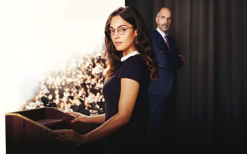 Weil er die Naima Hamid (Nilam Farooq) vor einem vollbesetzten Hörssal bloßgestellt hat, soll sich Prof. Dr. Richard Pohl (Christoph Maria Herbst) durch ein spezielles Coaching rehabilitieren. 