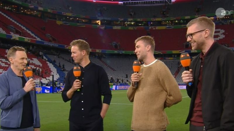 Im ersten Halbfinale des "Final Four"-Turniers der UEFA Nations League 2025 trifft Gastgeber Deutschland in München auf Portugal. Moderator Jochen Breyer (links) und seine Experten Christoph Kramer (zweiter von rechts) und Per Mertesacker (rechts) werden das Spiel wohl hinterher mit Trainer Julian Nagelsmann analysieren.