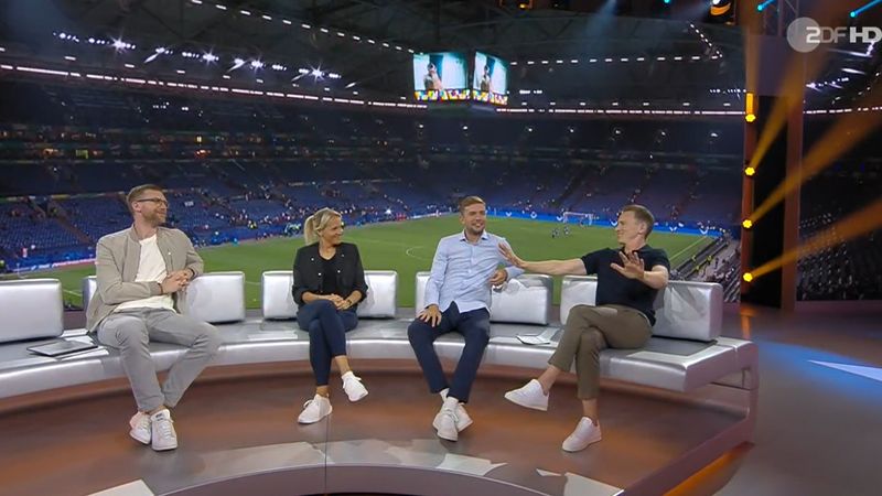 Bevor dieses Quartett ein paar Tage später das UEFA Nations League Final Four-Turnier einordnen wird, trifft man sich zur Übetragung des Champions League-Finales in München: Jochen Breyer (rechts) spricht mit Per Mertesacker (links), Christoph Kramer und Friederike Kromp.