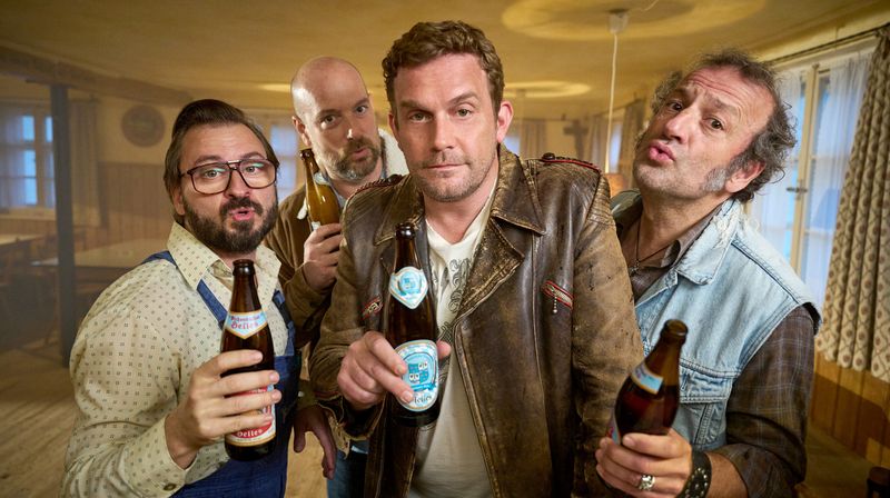 Flötzinger (Daniel Christensen, von links), Simmerl (Stephan Zinner), Franz (Sebastian Bezzel) und Wolfi (Max Schmidt) - diesen Chaotenhaufen muss man einfach ins Herz schließen.