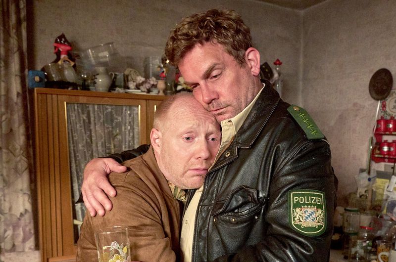 Rudi Birkenberger (Simon Schwarz, links) ist die kauzige rechte Hand und guter Freund von Franz Eberhofer (Sebastian Bezzel). Auch im wahren Leben sind die Schauspieler gut befreundet.