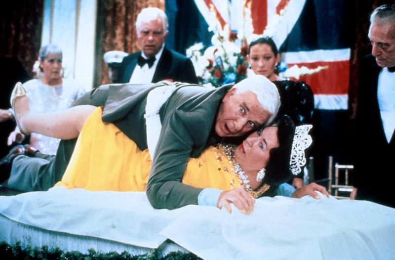 Vorgänger und Vorbild zugleich: Mit "Die nackte Kanone" (Bild) und den Fortsetzungen "Die nackte Kanone 2½" (1991) und "Die nackte Kanone 33⅓" wurde Leslie Nielsen (1926 - 2010) zum Superstar. So lustig wie als bodenlos-trotteliger Polizist Frank Drebin war der kanadische Schauspieler und Komiker nie wieder. Mit der "Nackte Kanone"-Fortsetzung tritt Liam Neeson also ein schweres Erbe an.