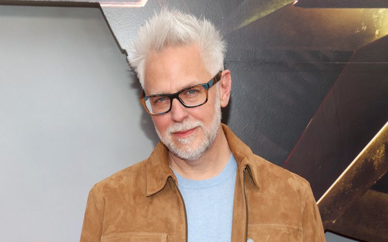 James Gunn mischt seit den 90-ern in Hollywood mit, in die erste Liga der Filmschaffenden stieg der Autor, Regisseur und Produzent aber erst in den letzten zehn Jahren auf. Mit der erfolgreichen "Guardians of the Galaxy"-Reihe brachte Gunn viel frischen Wind ins Superhelden-Kino, 2022 übernahm er den Posten als neuer Kreativ-Chef der DC Studios. Mit seinem aktuellen Großprojekt "Superman" erweist er sich einmal mehr als einer der versiertesten Filmemacher Hollywoods.