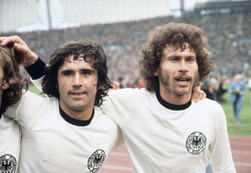 Schlusspfiff um 17.47 Uhr im Münchner Olympiastadion. Am 7. Juli 1974 gewann die Bundesrepublik Deutschland die WM mit einem 2:1-Sieg über die Niederlande. Siegtorschütze Gerd Müller (links) hätte am 3. November seinen 80. Geburtstag gefiert. Aus diesem Anlass zeigen wir, was aus den 22 Spielern im deutschen Kader wurde.