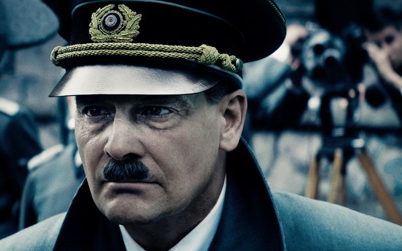 Warum folgte die Mehrheit der Deutschen Hitler in die Katastrophe? Diese Fragen möchte Joachim A. Lang mit "Führer und Verführer" (2024) beantworten. In den Fokus rückt dabei vor allem die Zusammenarbeit von Reichsprogagandaminister Joseph Goebbels und Adolf Hitler (Fritz Karl). Als Hitler in den Spiegel zu schauen, habe ihn "ehrlich erschrocken", berichtete Karl gegenüber "Bild". Um die Rolle wieder loszuwerden, habe er anschließend zwei Komödien gedreht - "das beste Gegengift".