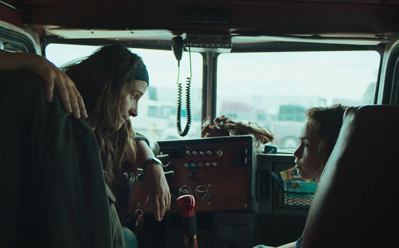 Zwei Frauen auf engstem Raum: Sally (Juliette Binoche) staunt nicht schlecht, als sie erfährt, wer ihre "Geheimfracht" diesmal ist - die junge Leila (Hala Finley).