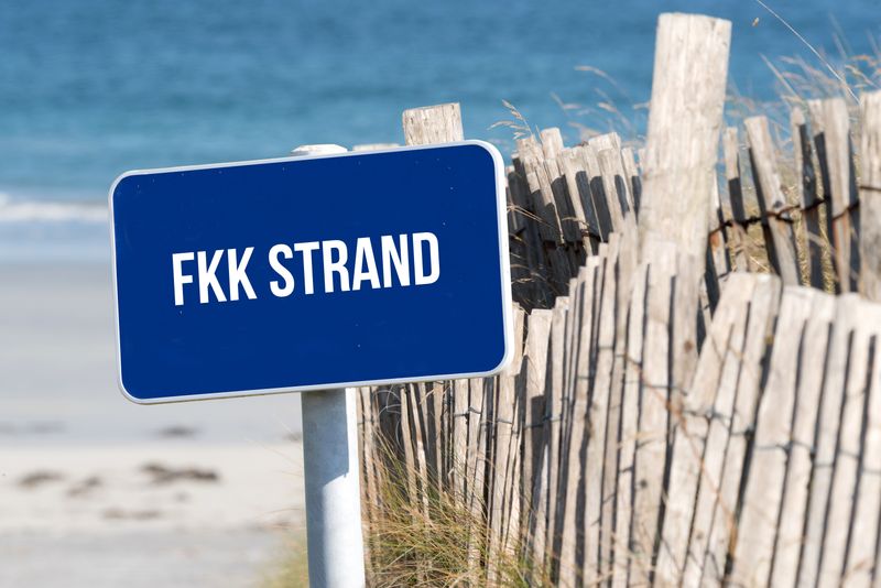 An deutschen Stränden ist meist alles erlaubt - ob Bikini, Badeanzug oder auch mal "oben ohne". Das ist aber nicht überall so. Besonders das Nacktbaden ist in vielen Ländern tabu. In der Türkei, Ägypten oder Italien ist FKK in der Öffentlichkeit verboten und kann sogar bestraft werden. Wer trotzdem nackt baden möchte, sollte auf ausgewiesene FKK-Strände ausweichen. Dort ist das Entkleiden ausdrücklich gestattet und Sie können ungestört die Sonne genießen 