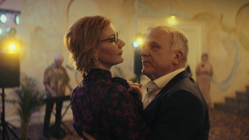 Martha (Sandra Hüller) und Vincent Kowalski (Bernhard Schütz) kommen sich beim Tanzen näher.