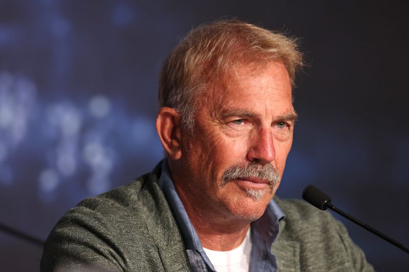Kevin Costner ließ die Anschuldigungen einer Stuntfrau zurückweisen.