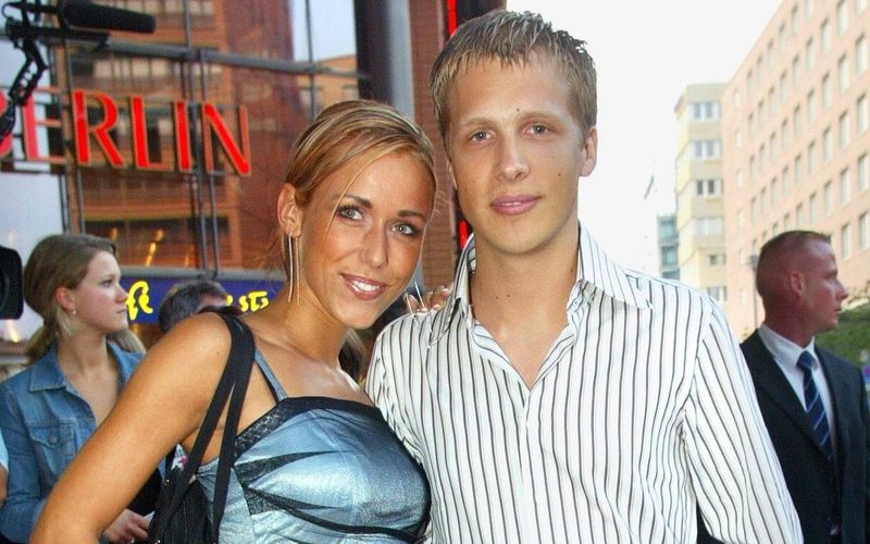 Erinnern Sie sie noch? Dieses Foto ist 20 Jahre alt und zeigt Moderator Oliver Pocher und seine Kollegin Annemarie Warnkross (später Carpendale), die von 2002 bis 2004 in einer Beziehung waren. Sie sind nur eines von - heute teilweise überraschenden - deutschen Promi-Paaren, wie die Galerie zeigt ... 