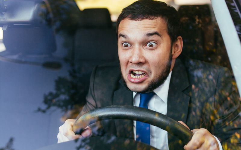 Stau kann die Weihnachtsstimmung schnell vermiesen. Aber auch die Fahrt in den Feierabend kann durch volle Straßen zum Nervenkrieg oder den Wochenendausflug zum Familiendrama werden. Gestresste Eltern und weinende Kinder - alles nur wegen Stau auf den Straßen? Das muss nicht sein. Stau ist oft keine unberechenbare Sache, sondern vorhersehbar - und deshalb auch vermeidbar. Wir verraten Ihnen, wie.
