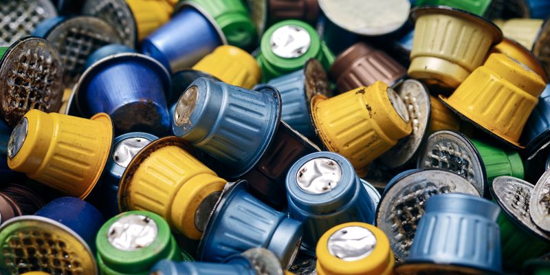 Kaffee-Unternehmen preisen das Recycling-System für verbrauchte Kaffeekapseln aus Aluminium als nachhaltig an. Natürlich ist es besser, die Kapseln zu recyclen, das hilft aber nicht, den massenhaft produzierten Müll im ersten Schritt der Herstellung zu minimieren. Denn vor allem durch die Aluminiumgewinnung wird die Umwelt mit Schwermetallen sehr belastet. Alternative? Filterkaffee!