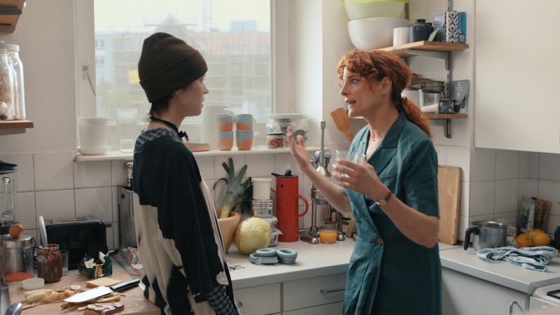 Tochter Elli (Lea Drinda, links) und ihre Psychotherapeuten-Mutter Ina (Anne Ratte-Polle) streiten sich mal wieder. Darf Elli zum Billie-Eilish-Konzert mit ihrem Hipster-Vater, obwohl die Oma 70. Geburtstag hat?