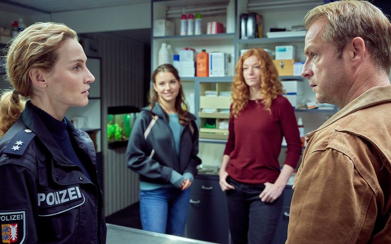 Ihr erster Tag gerät für Praktikantin Lea (Carolin Garnier, zweite von links) zur Herausforderung. Noch ahnen Hannah Wagner (Jana Klinge,links), Jule Christiansen (Marleen Lohse), und Hauke Jacobs (Hinnerk Schönemann) nichts davon.