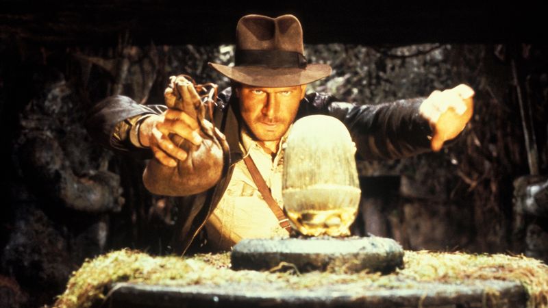 Indiana Jones ist seit über 40 Jahren Kult. "Jäger des verlorenen Schatzes" (1981, Bild, am 19. Dezember, 20.15 Uhr, ProSieben) war seinerzeit der Auftakt zu einer Erfolgsgeschichte, die mit "Indiana Jones und der Tempel des Todes" (19. Dezember, 22.35 Uhr, ProSieben) unterhaltsam weitergesponnen wurde. Wir verraten Ihnen die irrsten Funfacts über die Welt des Indiana Jones.