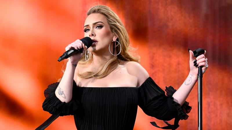 Seit fast 15 Jahren zählt Adele zu den populärsten Künstlerinnen der Gegenwart. Und sicher dachten viele Fans, dass man ihren Namen "Ah-dell" ausspricht. Doch die Sängerin stellte kürzlich in einer Fragestunde klar, dass man eigentlich "Uh-dale" sagen sollte, mit einer leichten Betonung auf der zweiten Silbe. 