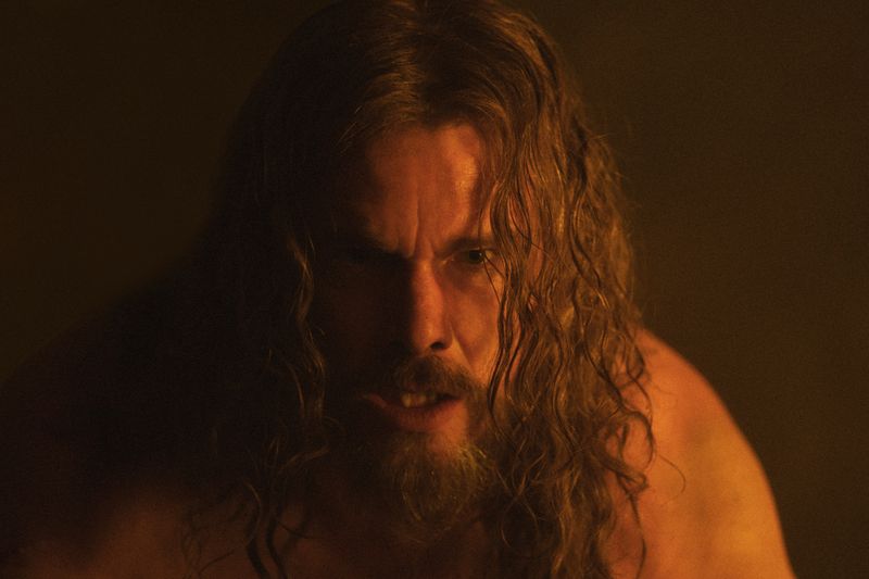 Amleths Vater, König Aurvandil (Ethan Hawke), wird von seinem eigenen Bruder Fjölnir getötet, der sich anschließend sowohl das Königreich Aurvandils als auch dessen Witwe unter den Nagel reißt.