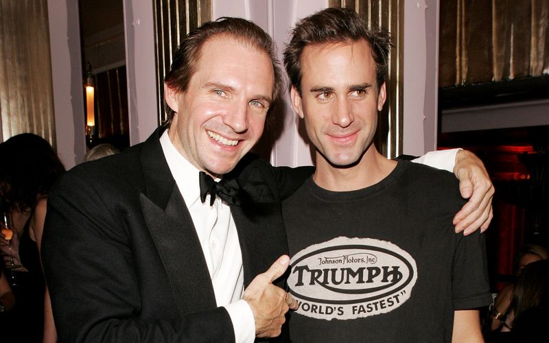 Hero Fiennes Tiffin ist der Neffe von Ralph (links) und Joseph Fiennes.