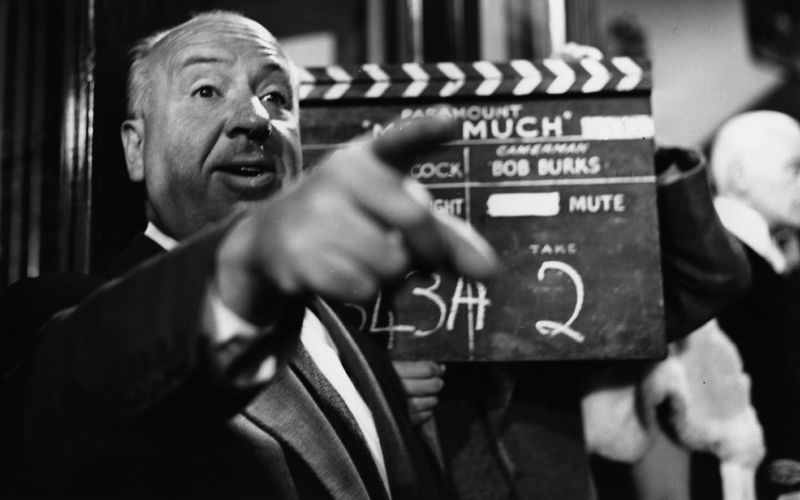 Alfred Hitchcocks (Bild) Thriller sind in die Filmgeschichte eingegangen, er brillierte aber auch als Regisseur von Horror- oder Kriminalfilmen. Ein Klassiker des Krimi-Genres ist auch "Bei Anruf Mord" (26. Oktober, 20:15 Uhr, ARTE), in dem Grace Kelly beinahe Opfer eines Auftragsmordes wird. Der Film gehört zweifellos zu den besten Arbeiten des Suspense-Meisters. Wo er in unserem Ranking der zehn besten Hitchcock-Filme gelandet ist, verrät die Galerie.