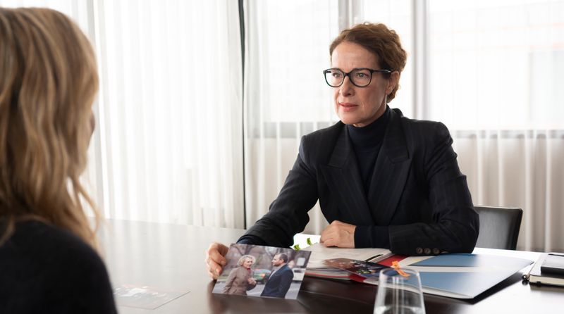 Oberstaatsanwältin Limmer (Clelia Sarto, rechts) nimmt Anna (Tanja Wedhorn) in die Mangel. Sie präsentiert ihr ein Foto, das Annas Chefin Bea gemeinsam mit dem Oligarchen Igor zeigt.