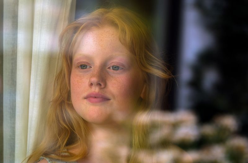 Stella (Stella Kann), das einzige Kind im Haus, verarbeitet den Tod des Großvaters auf ihre eigene Art und Weise.