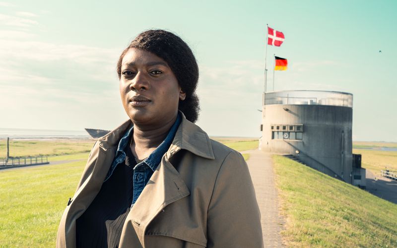 Fallanalystin Gloria Acheampong (Thelma Buabeng) wird vom BKA an die deutsch-dänische Grenze geschickt, um eine Mordserie aufzuklären. "Die Polizistin und die Sprache des Todes" war 2024 der erste Film einer neuen Reihe von Lars Becker ("Nachtschicht"). Film zwei, der noch kommt, spielt in Frankfurt.