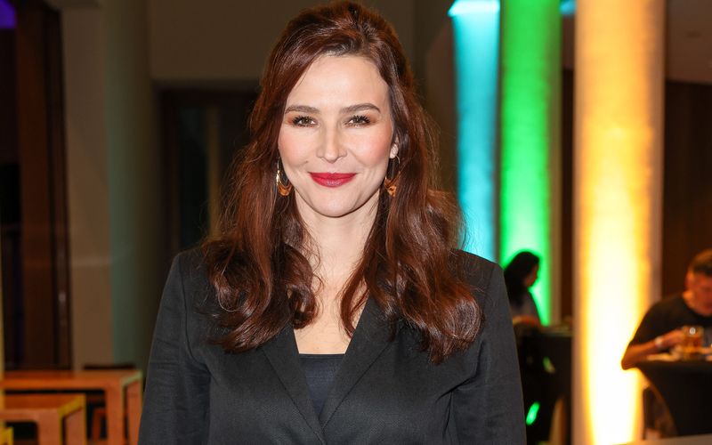 Katrin Bauerfeind lädt zum Comedy-Jahresrückblick zahlreiche prominente Gäste ein.