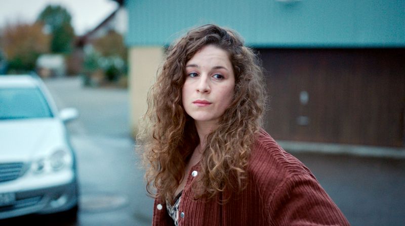 Anita (Lou Strenger) kehrt wegen einer Mordermittlung als Kommissarin in ihr Heimatdorf Dornbach zurück. Dort holt sie die Vergangenheit ein - in mehrerlei, schmerzlicher Hinsicht.
