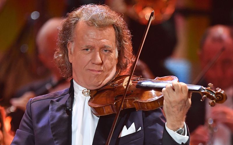 Deutsche Unterhaltung ist ohne unsere niederländischen Nachbarn kaum denkbar - und das nicht erst seit gestern. Auch Geiger und Orchesterleiter André Rieu ist nicht nur in seiner Heimat, sondern auch hierzulande populär.  Anlässlich der Ausstrahlung von "André Rieu - Das große Open Air Konzert 2025" (Sonntag, 12.10., 20.15 Uhr, BR) zeigt die Galerie unsere liebsten Holländerinnen und Holländer! 