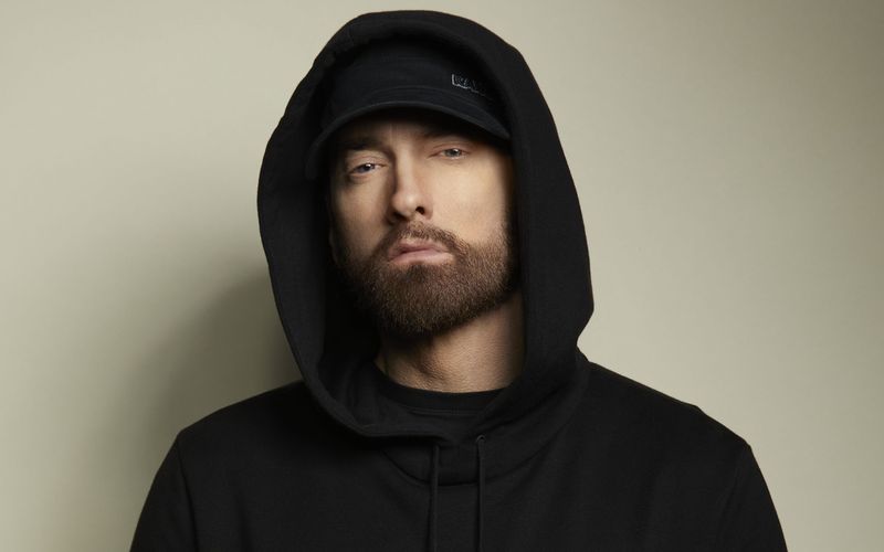 Ungewöhnlicher Weg: Rapper Eminem verkündete die Neuigkeit, dass seine Tochter Hailie Jade ein Kind erwartet, im Oktober 2024 per Musikvideo. Im Clip zu "Temporary" von seinem aktuellen Album "The Death of Slim Shady (Coup de Grace)" sieht man, wie seine Tochter ihm ein Trikot mit der Aufschrift "Grandpa" überreicht. 