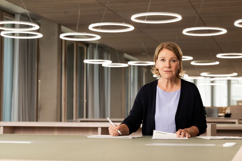 Marie Brand (Mariele Millowitsch) recherchiert in ihrem neuesten Fall im Kölner Stadtarchiv. Lassen sich hier brauchbare Informationen zur NS-Geschichte und Raubkunst finden, mit der der Mord zu tun zu haben scheint?