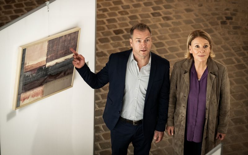 Ansehen, nicht anfassen: Davon lässt sich doch ein Jürgen Simmel (Hinnerk Schönemann) nicht beeindrucken. Gemeinsam mit Kollegin Marie Brand (Mariele Millowitsch) ermittelt er nach dem Mord an Museumsdirektor Krull vor Ort und nimmt alles ganz genau unter die Lupe.