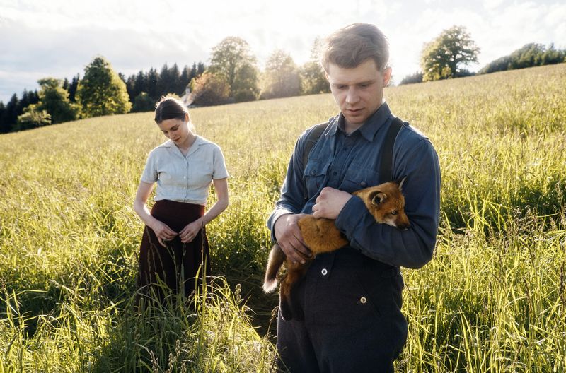Als er die Französin Marie (Adriane Gradziel) kennenlernt, erlebt Franz Streitberger (Simon Morzé) einige wenige unbeschwerte Momente mitten im Krieg. Immer an seiner Seite ist sein "Füchserl".