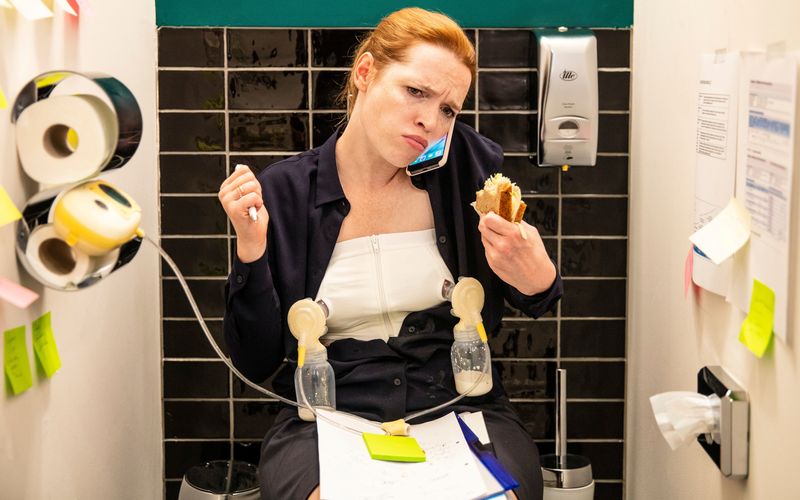 Essen, pumpen, telefonieren: Die Frau von heute muss Multitasking-fähig sein, suggeriert der Film "Wunderschön" von und mit Karoline Herfurth. 