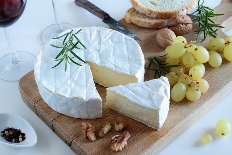 Einige Käsesorten wie Camembert oder Blauschimmelkäse enthalten ganz natürliche Schimmelkulturen. Sie sind unbedenklich und geben dem Käse sein besonderes Aroma. Zudem tragen sie zur längeren Haltbarkeit bei. Auch manche Salamisorten sind mit einer weißen Schimmelschicht überzogen. Diese ist harmlos und kann problemlos mitgegessen werden.
