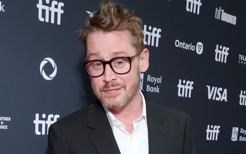 Er hat sich seinen skurrilen zweiten Vornamen selbst eingebrockt. Sein eigentlicher zweiter Vorname, Carson, sei total langweilig, hatte Macaulay Culkin vor einiger Zeit auf seiner Website geklagt - und ließ seine Fans über eine Alternative abstimmen. Das Ergebnis: Macaulay Culkin heißt nun offiziell Macaulay Macaulay Culkin Culkin.